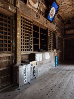 Komatsushima, Japonya - 4 Nisan 2018: Onzanji 'nin ana salonu, Shikoku haccının 18 numaralı tapınağı