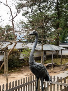Tokushima, Japonya - 4 Nisan 2018 Shikoku haccının 20 numaralı tapınağı Kakurinji 'deki Crane heykeli