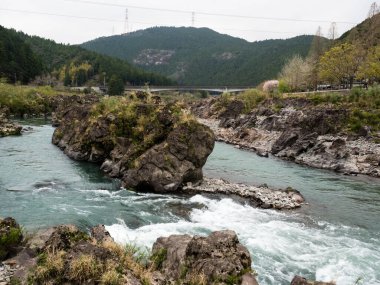 Tairyuji civarındaki Tokushima bölgesinin dağlarından akan Naka Nehri, Shikoku hac ibadetinin 21. Tapınağı.