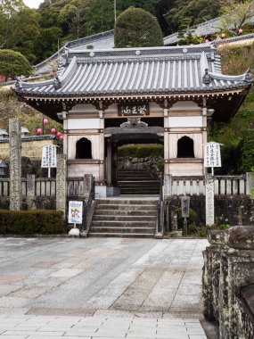 Minami, Tokushima Bölgesi, Japonya - 5 Nisan 2018: Yakuoji girişi, Shikoku hac ibadetinin 23 numaralı tapınağı