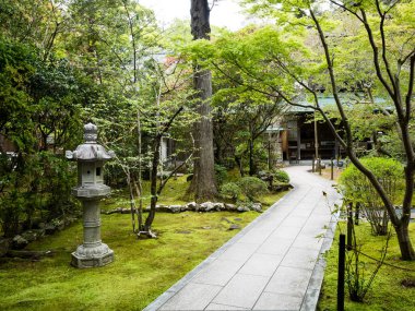 Konan, Kochi ili, Japonya - 6 Nisan 2018: Dainichiji 'deki geleneksel bahçe, Shikoku hac ibadetinin 28 numaralı tapınağı