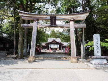 Kochi, Japonya - 6 Nisan 2018: Tarihi Tosa tapınağının girişindeki Torii kapısı