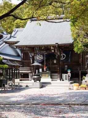 Kochi, Japonya - 6 Nisan 2018 Zenrakuji 'de, Shikoku haccının 30 numaralı tapınağı
