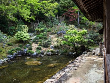 Kochi, Japonya - 6 Nisan 2018: Shikoku haccının 31 numaralı tapınağı olan Chikurinji 'de geleneksel Japon bahçesi