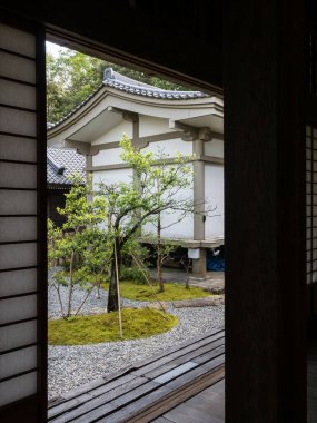 Kochi, Japonya - 6 Nisan 2018: Shikoku haccının 31 numaralı tapınağı olan Chikurinji 'de geleneksel Japon bahçesi