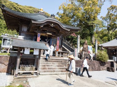 Uwajima, Japonya - 8 Nisan 2018: Shikoku haccının 41 numaralı tapınağı olan Ryukoji 'deki Budist hacılar