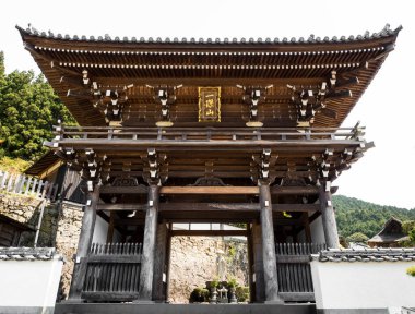 Uwajima, Ehime Bölgesi, Japonya - 9 Nisan 2018: Shikoku hac yolculuğunun 42 numaralı tapınağı Butsumokuji 'ye giriş