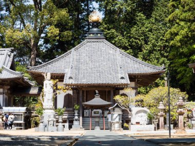 Uwajima, Ehime Bölgesi, Japonya - 9 Nisan 2018: Butsumokuji 'nin ana salonu, Shikoku hacının 42 numaralı tapınağı