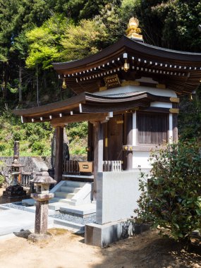 Uwajima, Ehime Bölgesi, Japonya - 9 Nisan 2018: Shikoku hac yolculuğunun 42 numaralı tapınağı Butsumokuji 'de