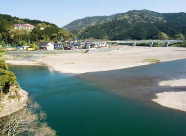 Ozu, Japonya - 9 Nisan 2018: Ozu Eski Kasabası 'nda tarihi bir villa olan Garyu Sanso' daki Furo-an köşkünden Hijikawa nehrinin manzarası