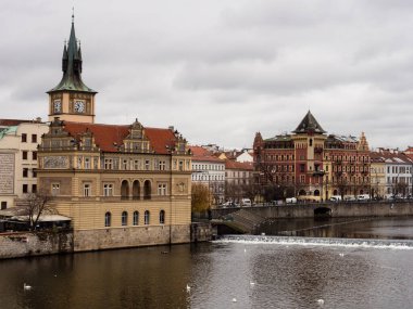 Prag, Çek Cumhuriyeti - 12 Aralık 2018: Charles Köprüsü 'nden Eski Şehir Su Kulesi ve Bedrich Smetana Müzesi