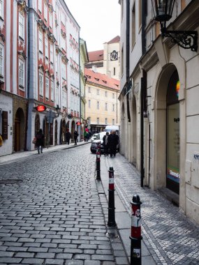 Prag, Çek Cumhuriyeti - 12 Aralık 2018: Tarihi Prag Eski Kentinde Dar kaldırım taşı caddesi