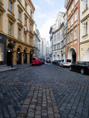 Prag, Çek Cumhuriyeti - 12 Aralık 2018: Tarihi Prag Eski Kentinde Dar kaldırım taşı caddesi