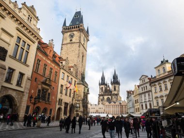 Prag, Çek Cumhuriyeti - 12 Aralık 2018: Yılbaşı tatilinde Eski Şehir Meydanı