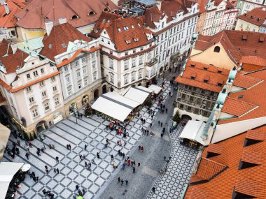 Prag, Çek Cumhuriyeti - 12 Aralık 2018: Eski Şehir Meydanı 'ndaki Noel pazarının havadan görünüşü