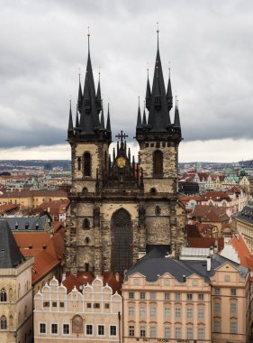 Tyn 'in Önündeki Leydimizin Kilisesi Kış günü fırtınalı bulutlarla - Prag, Çek Cumhuriyeti