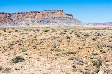 Utah, ABD 'deki 24 numaralı eyalet yolundan Kuzey Caineville Mesa manzarası