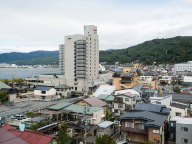 Suwa, Japonya - 22 Ekim 2017 Kamisuwa Onsen, Suwako Gölü kıyısında bir kaplıca tatil köyü.