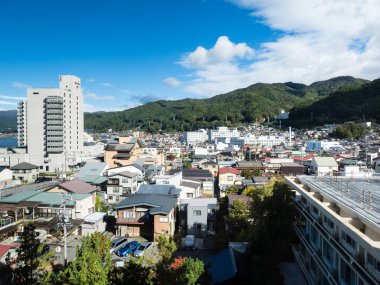 Suwa, Japonya - 22 Ekim 2017 Kamisuwa Onsen, Suwako Gölü kıyısında bir kaplıca tatil köyü.