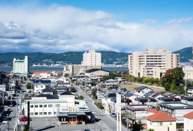 Suwa, Japonya - 22 Ekim 2017: Takashima Kalesi 'nin tepesinden Suwako Gölü kıyısında bir kaplıca tatil köyü olan Kamisuwa Onsen' in görüntüsü