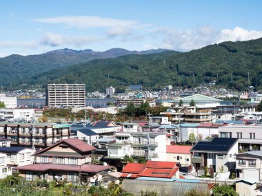 Suwa, Japonya - 22 Ekim 2017: Takashima Kalesi 'nin tepesinden Suwako Gölü kıyısında bir kaplıca tatil köyü olan Kamisuwa Onsen' in görüntüsü