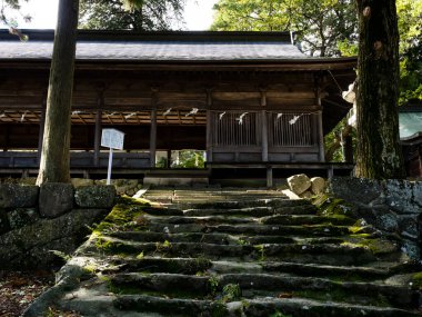 Chino, Nagano Bölgesi, Japonya - 22 Ekim 2017 Suwa Taisha Kamisha Maemiya, Suwa Taisha kompleksi içindeki en eski tapınak
