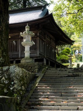 Chino, Nagano Bölgesi, Japonya - 22 Ekim 2017 Suwa Taisha Kamisha Maemiya, Suwa Taisha kompleksi içindeki en eski tapınak