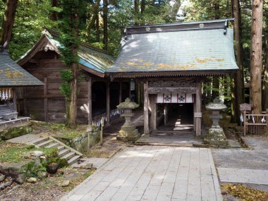 Chino, Nagano Bölgesi, Japonya - 22 Ekim 2017 Suwa Taisha Kamisha Honmiya, Suwa Grand Shrine kompleksi tapınaklarından biri