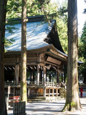 Chino, Nagano Bölgesi, Japonya - 22 Ekim 2017 Suwa Taisha Kamisha Honmiya, Suwa Grand Shrine kompleksindeki dört tapınaktan biri.
