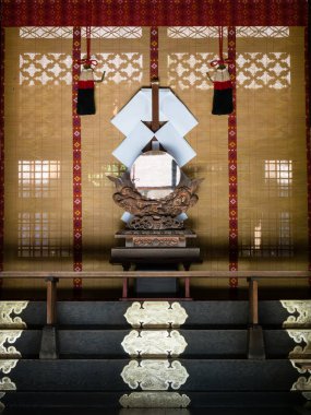 Shimosuwa, Nagano Bölgesi, Japonya - 22 Ekim 2017 Suwa Taisha Shimosha Akimiya, Suwa Büyük Tapınağı 'ndaki dört tapınaktan biri.