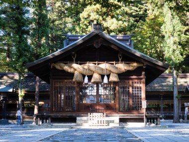 Shimosuwa, Nagano Bölgesi, Japonya - 22 Ekim 2017 Suwa Taisha Shimosha Harumiya, Suwa Büyük Tapınağı 'ndaki dört tapınaktan biri.