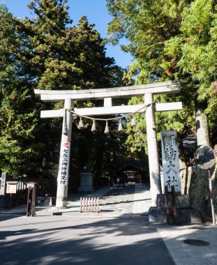 Shimosuwa, Nagano Bölgesi, Japonya - 22 Ekim 2017: Suwa Taisha Shimosha Harumiya girişi, Suwa Grand Shrine kompleksinin dört türbesinden biri