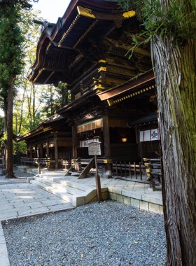 Shimosuwa, Nagano Bölgesi, Japonya - 22 Ekim 2017: Suwa Taisha Shimosha Harumiya 'nın ana salonu, Suwa Grand Shrine kompleksindeki dört tapınaktan biri.