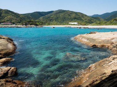 Kum taşı oluşumları ve Tatsukushi kıyısındaki berrak mavi sular - Tosashimizu, Kochi bölgesi, Japonya yakınlarındaki doğal manzara simgesi.