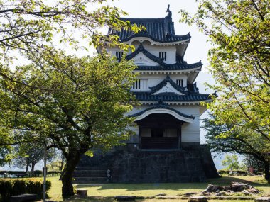 Uwajima, Japonya - 9 Nisan 2018: Japonya 'nın 12 orijinal Edo dönemi şatosundan biri olan tarihi Uwajima kalesinin ana kalesi