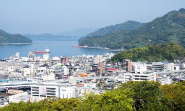 Uwajima, Japonya - 9 Nisan 2018 Uwajima şehir merkezi ve Uwajima kalesinden Uwajima Körfezi