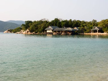 Balina Adası etrafındaki berrak mavi sular Balina Adası Tatil Köyü Van Ninh, Vietnam