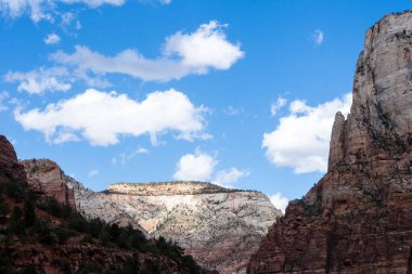 Zion Kanyonu üzerinde mavi gökyüzü ve beyaz bulutlar - Zion Ulusal Parkı, Utah, ABD