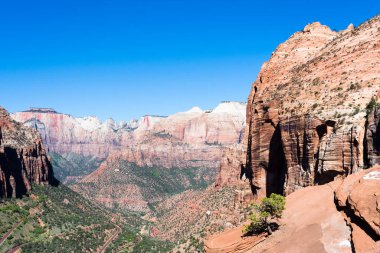 Zion Kanyonu 'nun Zion Ulusal Parkı, Utah, ABD' den sabah görüşü.