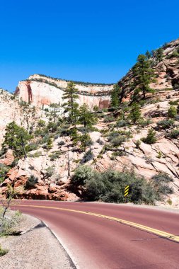 Zion 'dan Bryce Canyon Ulusal Parkı' na giden 9 numaralı yolda dramatik bir manzara var.