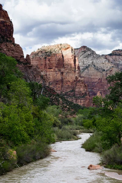 Rio Virgin Atravessando Zion Canyon Parque Nacional Zion Utah Eua — Fotografia de Stock