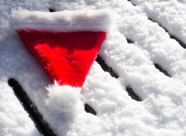 Noel Baba şapkası karda güverte kaplı