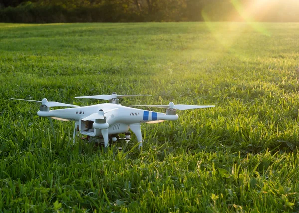 Foto drone em um campo gramado ao pôr do sol — Fotografia de Stock