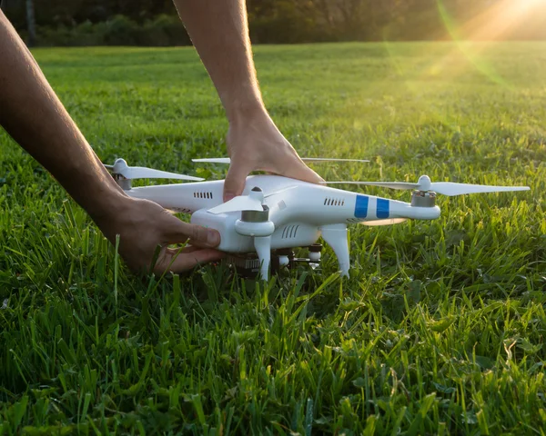 Hombre ajustando un dron fotográfico — Foto de Stock