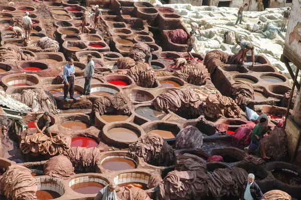 Tannerie traditionnelle iin Fez, Maroc Images De Stock Libres De Droits