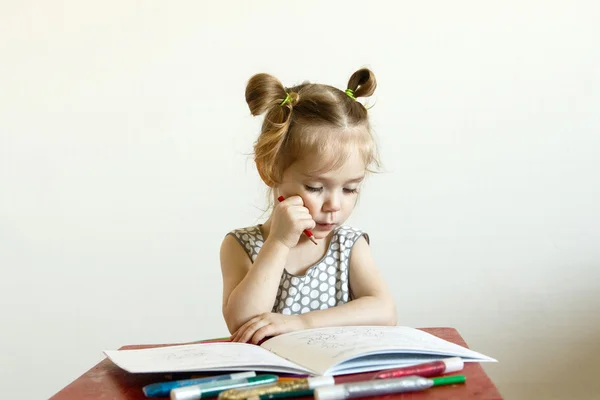 Menina 3 anos com penteado engraçado pensei que a imagem — Fotografia de Stock