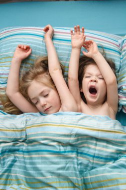 İki kız kardeş tatlı uyku elele