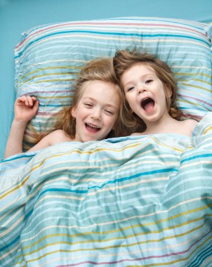 İki kız kardeş tatlı uyku elele