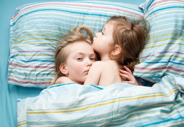 İki kız kardeş tatlı uyku elele