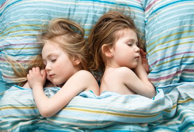 İki kız kardeş tatlı uyku elele